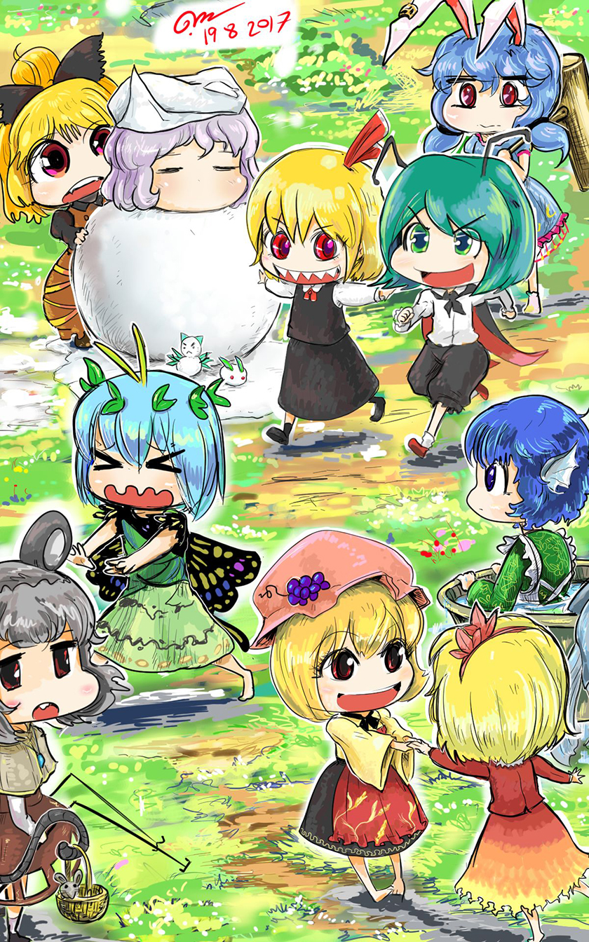 &gt;_&lt; 6+girls aki_minoriko aki_shizuha animal_ears barefoot basket black_bow blonde_hair blouse blue_hair bow brown_hat butterfly_wings chibi closed_eyes commentary dated eternity_larva fins fleeing gapangman grasslands grey_hair hair_bow hair_ribbon hairband hat head_fins highres holding holding_hands insect_wings kurodani_yamame mallet mouse_(animal) mouse_ears mouse_tail multiple_girls nazrin no_nose open_mouth partially_submerged rabbit_ears red_ribbon ribbon rumia seiran_(touhou) sharp_teeth shirt short_hair short_twintails signature snow snow_rabbit snowman stage_connection tail teeth touhou twintails white_hat white_shirt wings wriggle_nightbug