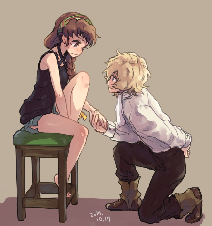 1boy 1girl 2017 barefoot black_pants black_shirt blonde_hair blue_eyes boots braid braided_ponytail brown_hair closed_mouth couple criss-cross_halter dated eye_contact freckles full_body grey_background grey_shorts halterneck hetero isuzu_(log_horizon) log_horizon long_hair long_sleeves looking_at_another looking_at_viewer looking_down lunderhaus_cord mo_(deciliter) on_one_knee pants ponytail shiny_skin shirt short_hair short_shorts shorts side_slit simple_background sleeveless sleeveless_shirt smile sweatdrop white_shirt