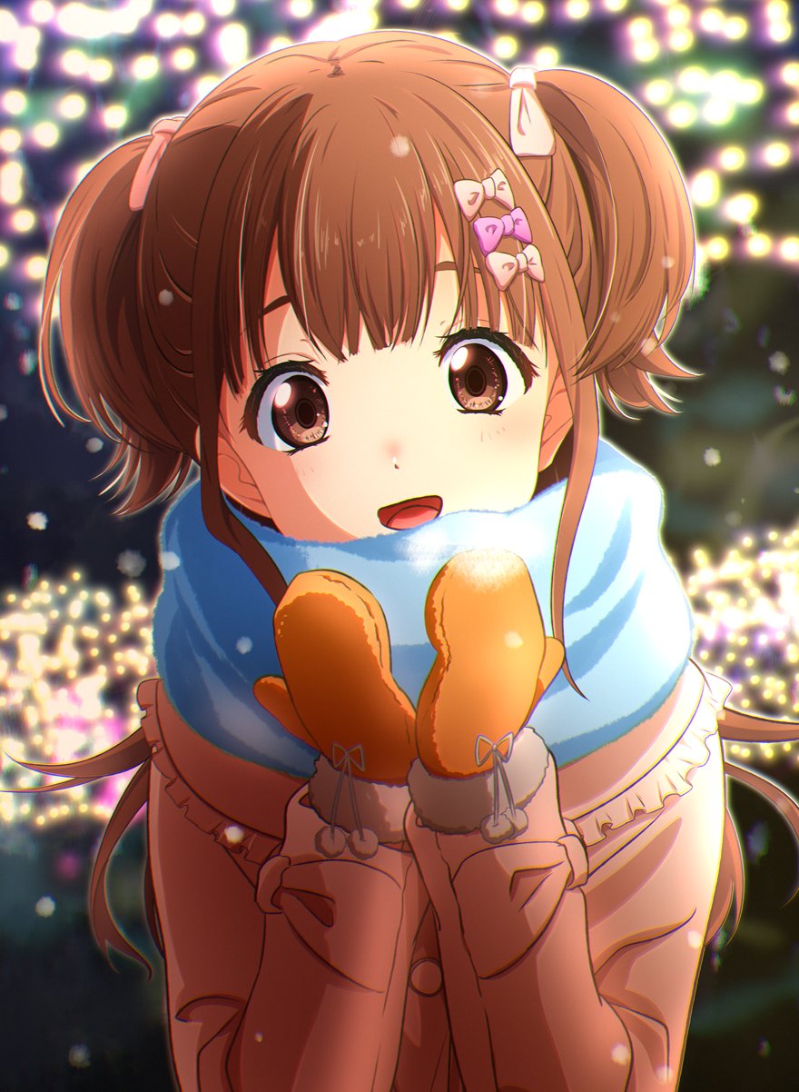 1girl 22/7 :d blurry bow breath brown_eyes brown_hair christmas_lights coat depth_of_field hair_bow hair_ornament highres igashiko lens_flare long_hair looking_at_viewer mittens night open_mouth orange_mittens outdoors pink_bow pink_coat scarf sera_honoka smile snowing solo two_side_up upper_body white_scarf winter winter_clothes winter_coat