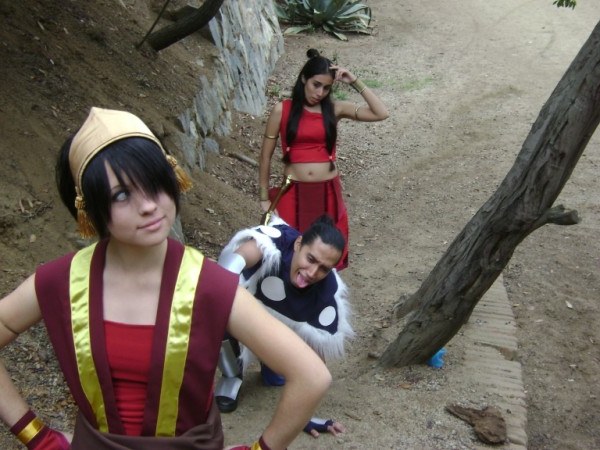 1boy 2girls avatar:_the_last_airbender avatar_legends breasts cosplay gloves katara katara_(cosplay) midriff multiple_girls photo_(medium) sleeveless sokka sokka_(cosplay) tongue toph_beifong toph_beifong_(cosplay)