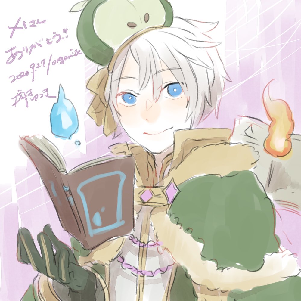 1boy alternate_color beret blue_eyes book cape closed_mouth commentary_request dated fur-trimmed_cape fur_trim gloves green_gloves green_hat hat looking_at_viewer male_focus official_alternate_costume open_book purple_background ragnarok_online shirt short_hair smile solo translation_request upper_body warlock_(ragnarok_online) white_hair white_shirt yutsuki