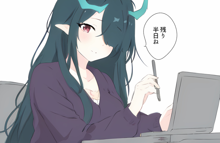 1girl alternate_costume aqua_horns arknights closed_mouth commentary_request dragon_girl dragon_horns dusk_(arknights) green_hair hair_over_one_eye holding horns long_hair long_sleeves looking_at_viewer one_eye_covered pointy_ears purple_sweater raifu_(rf) red_eyes simple_background smile solo speech_bubble sweater translation_request upper_body white_background