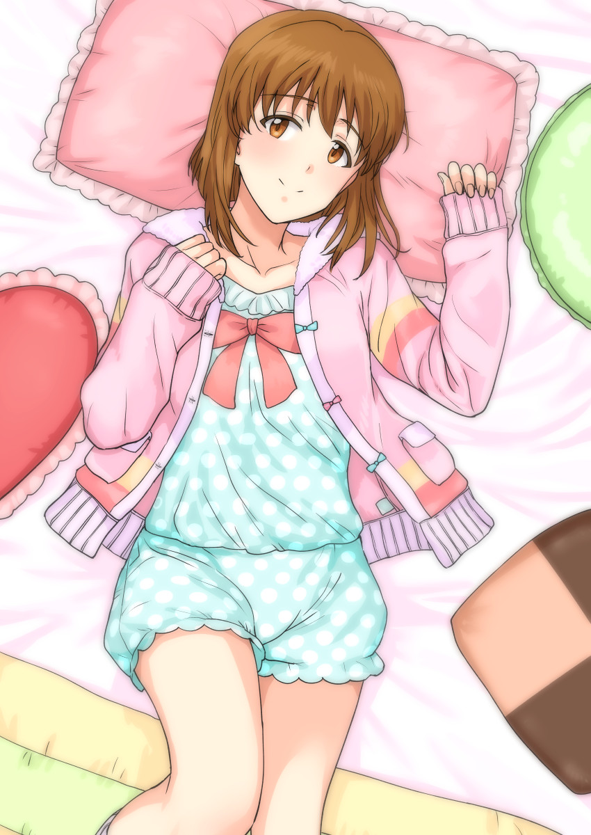 1girl blush brown_eyes brown_hair cardigan closed_mouth fluffy_girl_pajamas_(idolmaster) from_above hagiwara_yukiho highres idolmaster idolmaster_(classic) idolmaster_one_for_all long_sleeves looking_at_viewer lying on_back on_bed pajamas pillow pink_cardigan polka_dot polka_dot_pajamas short_hair smile solo tsurui