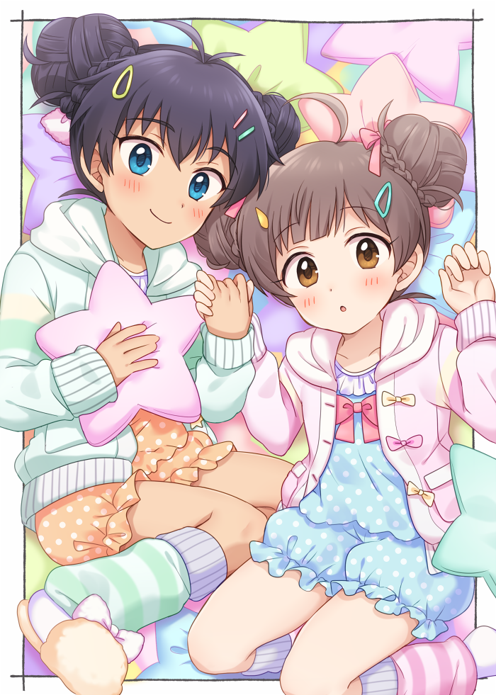 1girl 2girls ahoge alternate_hairstyle black_hair blue_eyes blue_pajamas blush bow bowtie braid breasts brown_eyes brown_hair closed_mouth collarbone cushion dot_nose double_bun ganaha_hibiki green_jacket hair_bow hair_bun hair_ornament hair_ribbon hairclip hakozaki_serika hands_up hiiringu holding_cushion holding_hands idolmaster idolmaster_(classic) idolmaster_million_live! idolmaster_million_live!_theater_days jacket leg_warmers long_sleeves looking_at_viewer medium_breasts multiple_girls open_clothes open_jacket orange_pajamas pajamas parted_lips pink_jacket pink_ribbon polka_dot polka_dot_pajamas red_bow red_bowtie ribbon short_hair sitting slippers small_breasts smile socks wariza white_socks