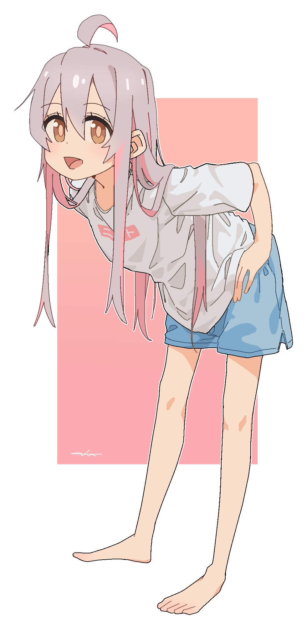 1girl :s a_ta309 ahoge bad_feet bare_legs barefoot blue_shorts brown_eyes commentary full_body genderswap genderswap_(mtf) grey_hair hair_between_eyes hand_on_own_hip highres leaning_forward legs long_hair looking_at_viewer multicolored_hair onii-chan_wa_oshimai! open_mouth outline oyama_mahiro pink_background pink_hair shirt short_sleeves shorts simple_background smile solo streaked_hair t-shirt toes white_outline white_shirt