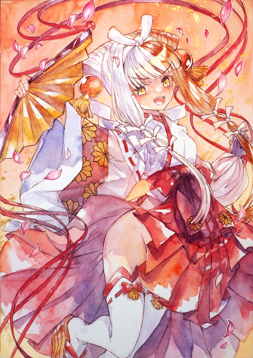 1girl :d chikinan_tarou fate/grand_order fate_(series) folding_fan gloves groin hair_bobbles hair_ornament hakama hand_fan highres holding holding_fan izumo_no_okuni_(fate) japanese_clothes kimono long_sleeves looking_at_viewer miko multicolored_hair no_panties okobo open_mouth orange_background orange_hair painting_(medium) platform_clogs platform_sandals red_hakama ribbon-trimmed_legwear ribbon-trimmed_sleeves ribbon_trim sandals single_glove smile solo split-color_hair tassel teeth thighhighs traditional_media upper_teeth_only watercolor_(medium) white_hair white_kimono white_thighhighs wide_sleeves yellow_eyes