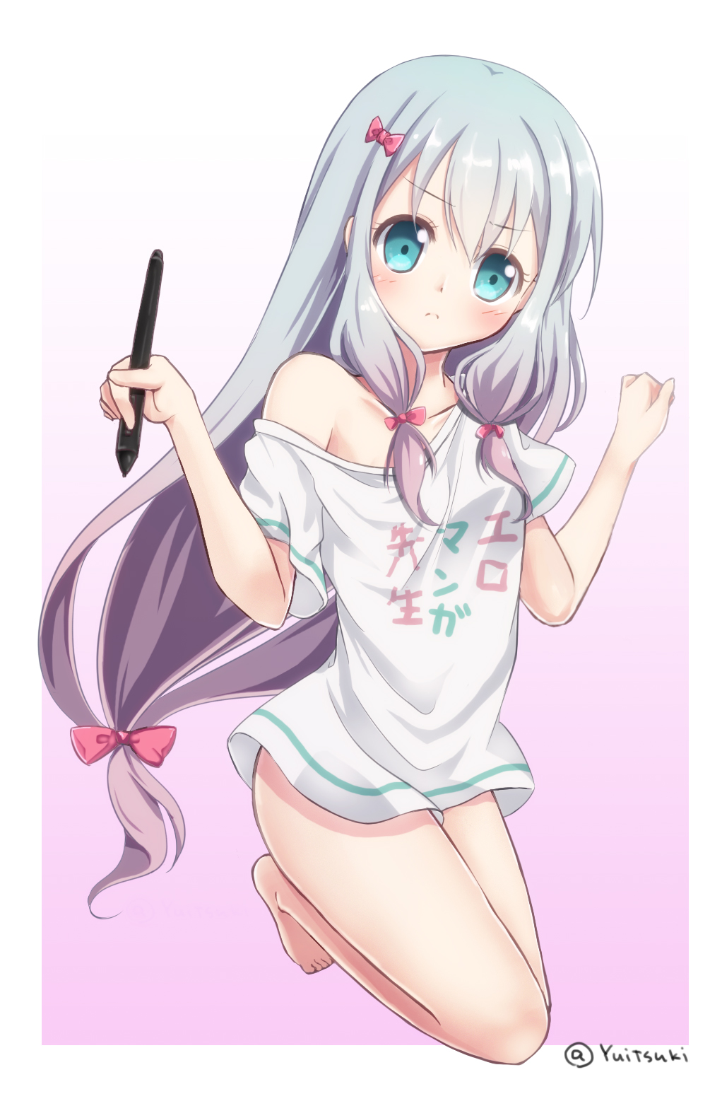 10s 1girl aqua_eyes bare_shoulders barefoot blue_hair bow clothes_writing eromanga_sensei female_focus gradient_hair hair_bow highres izumi_sagiri long_hair looking_at_viewer multicolored_hair off_shoulder pink_bow purple_hair shirt solo stylus t-shirt twitter_username yuitsuki1206