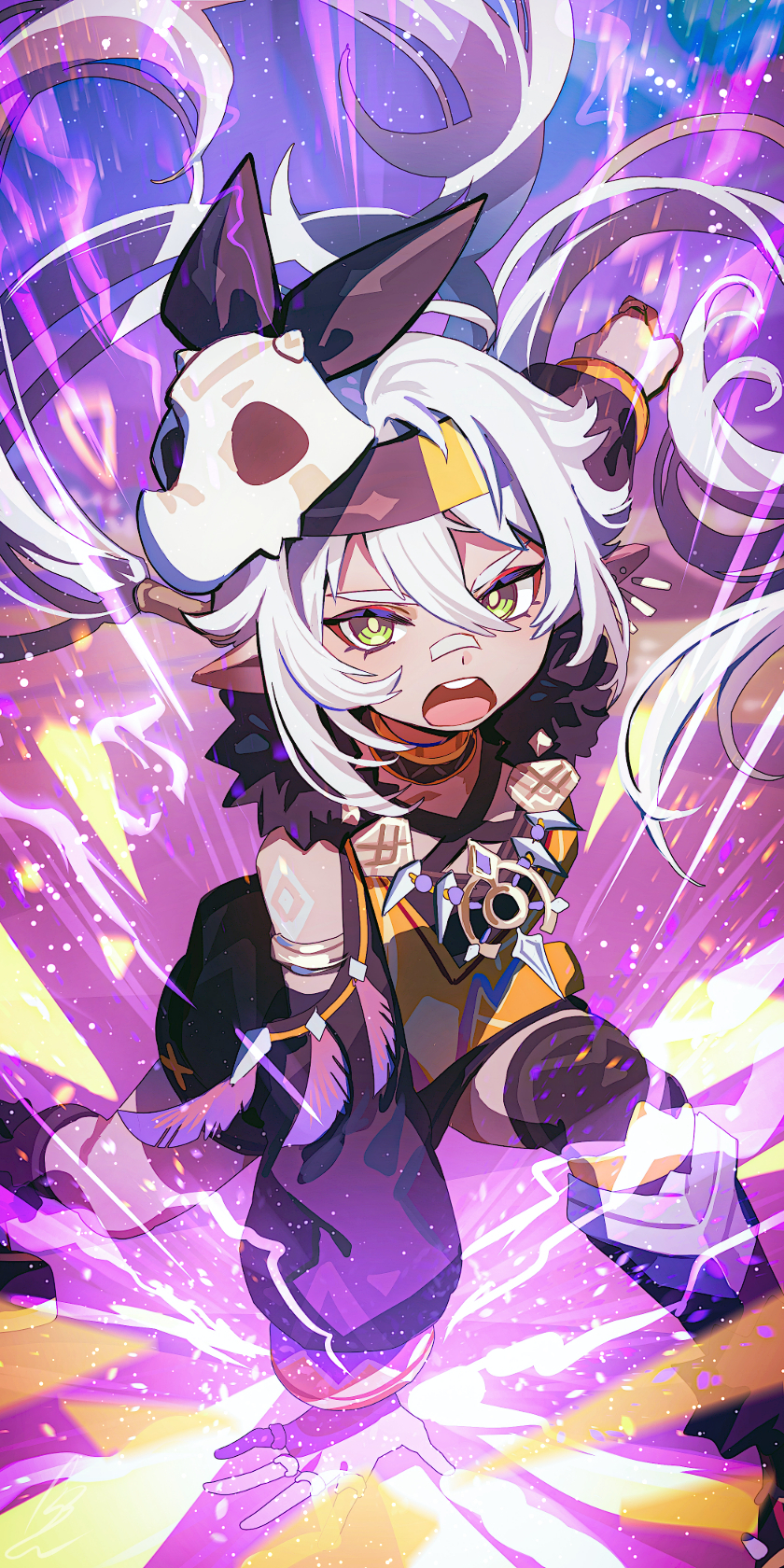 1girl animal_skull body_markings dark-skinned_female dark_skin fur_trim genshin_impact green_eyes grey_hair hair_between_eyes hairband highres iansan_(genshin_impact) long_hair long_sleeves looking_at_viewer low_twintails open_mouth pointy_ears shibuki_kamone skull_on_head solo teeth twintails upper_teeth_only white_hair