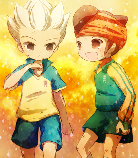 2boys bad_id bad_pixiv_id brown_hair endou_mamoru frown gloves goalkeeper gouenji_shuuya headband inazuma_eleven inazuma_eleven_(series) male_focus multiple_boys open_mouth raimon raimon_soccer_uniform soccer_uniform sportswear yoshida_(nono_ko)