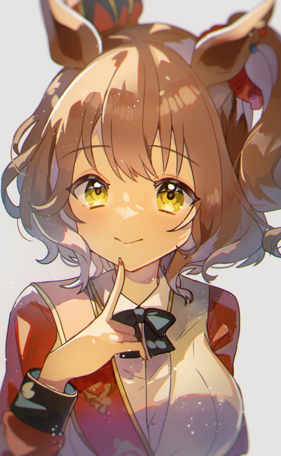 1girl animal_ears aston_machan_(umamusume) black_bow black_bowtie bow bowtie breasts brown_hair commentary crown ear_ornament finger_to_own_chin grey_background highres horse_ears horse_girl large_breasts looking_at_viewer mini_crown shirano_akihiro simple_background smile solo umamusume upper_body yellow_eyes