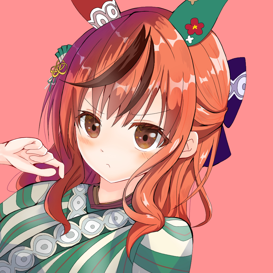 1girl animal_ears blush bow brown_eyes brown_hair ear_covers frown fuu_(fuka06251121) green_kimono hair_bow horse_ears japanese_clothes kimono looking_at_viewer medium_hair mismatched_ear_covers multicolored_hair nice_nature_(converging_wishes)_(umamusume) nice_nature_(umamusume) pink_background pout simple_background solo streaked_hair striped_clothes striped_kimono umamusume upper_body vertical-striped_clothes vertical-striped_kimono