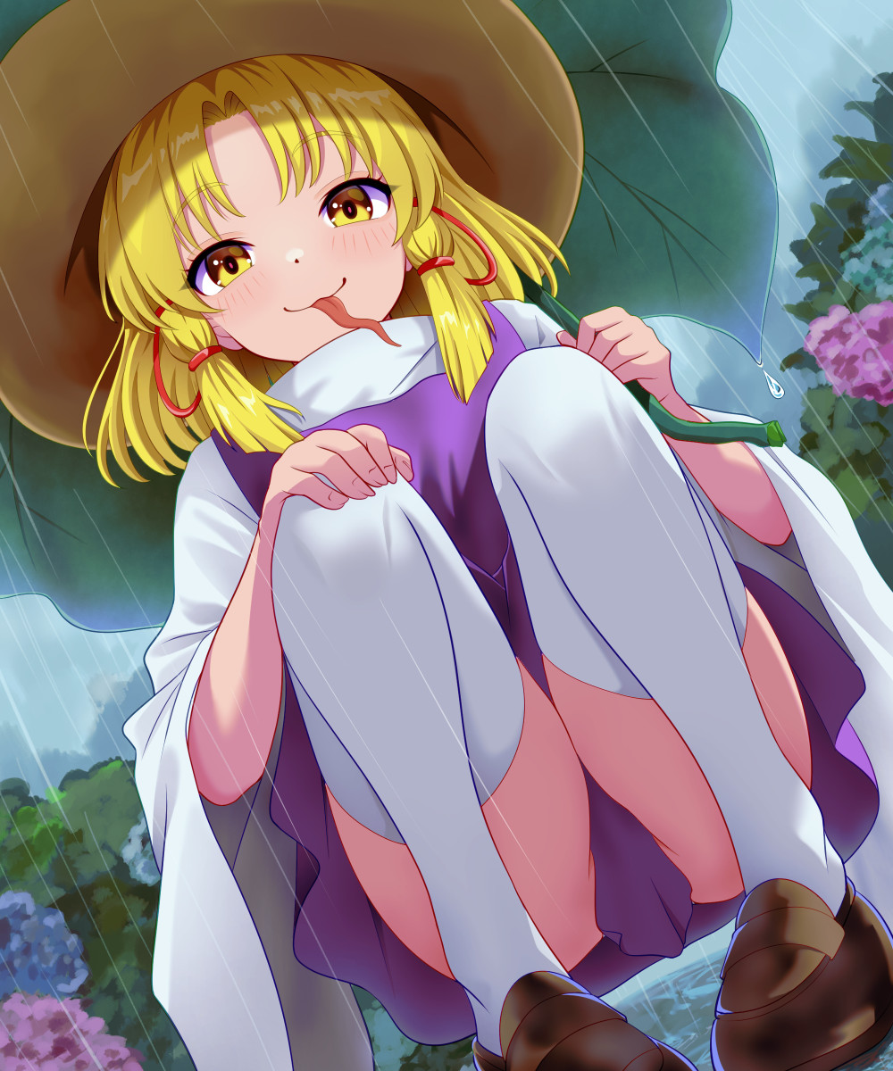 1girl blonde_hair brown_hat convenient_skirt hat highres kisaragi_koushi leaf_umbrella long_tongue looking_at_viewer medium_hair moriya_suwako outdoors purple_skirt purple_vest rain shirt skirt solo squatting thighhighs tongue tongue_out touhou vest white_shirt white_thighhighs wide_sleeves yellow_eyes