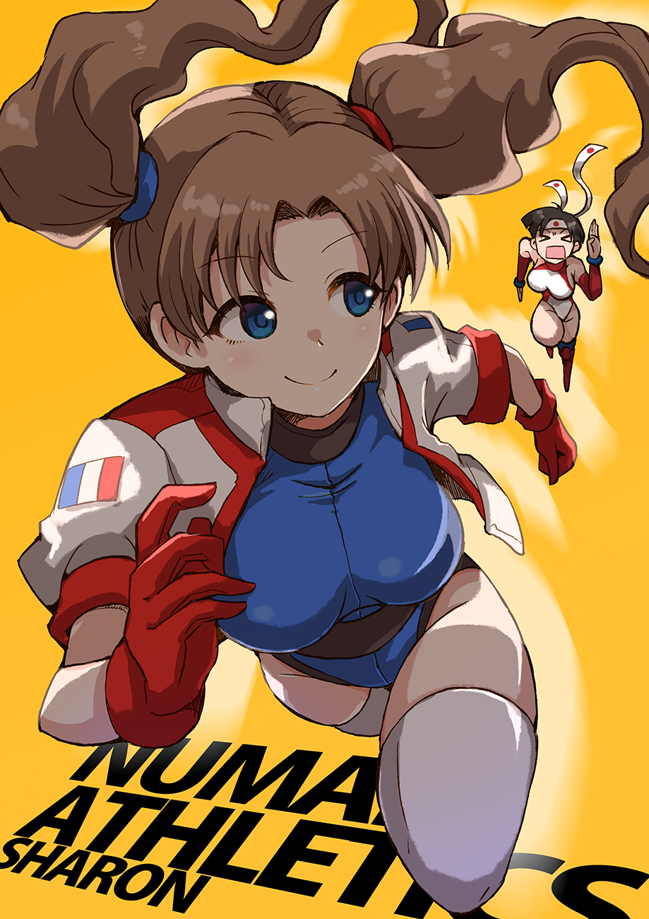 &gt;_&lt; 2girls athletic_leotard black_hair blue_eyes blue_leotard breasts brown_hair character_name closed_eyes copyright_name crossover gloves headband highres jacket kotobuki_makoto leotard long_hair looking_back mach_breakers multiple_girls numan_athletics red_gloves red_thighhighs running satomura_kyou sharon_les_halles short-sleeved_jacket short_hair short_sleeves simple_background smile thighhighs thighs twintails white_jacket white_leotard white_thighhighs wind wind_lift yellow_background