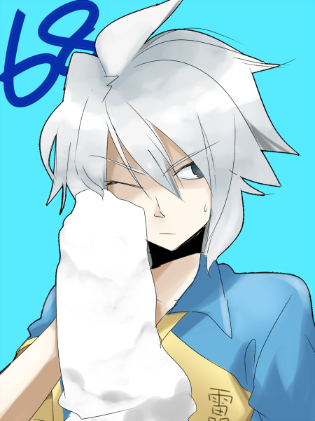 1boy black_eyes grey_hair inazuma_eleven inazuma_eleven_(series) male_focus mudomudo soccer_uniform solo sportswear tagme towel yamino_kageto