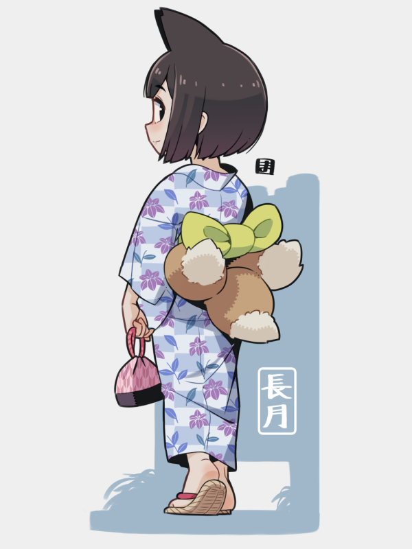 1girl animal_ears back_bow blush bow brown_hair brown_sandals checkered_clothes checkered_kimono closed_mouth commentary_request floral_print fox_ears fox_girl fox_tail from_behind green_bow grey_background holding japanese_clothes kimono kinchaku kitsune kukuri_(mawaru) looking_at_viewer looking_back mawaru_(mawaru) original pouch print_kimono profile sandals shoe_soles short_hair smile solo tail unmoving_pattern zouri
