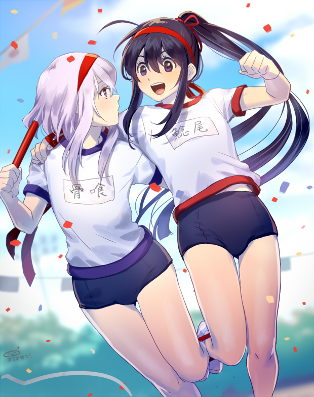 2boys :d ahoge black_hair blurry blurry_background buruma confetti crossdressing gym_uniform high_ponytail honebami_toushirou honebami_toushirou_(kiwame) long_hair male_focus mizuhara_aki multiple_boys namazuo_toushirou namazuo_toushirou_(kiwame) open_mouth ponytail purple_eyes silver_hair smile string_of_flags three-legged_race touken_ranbu trap very_long_hair