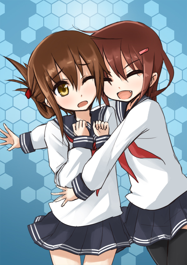 10s 2girls bad_id bad_pixiv_id brown_hair fang hair_ornament hairclip hug ikazuchi_(kancolle) inazuma_(kancolle) kantai_collection multiple_girls one_eye_closed school_uniform serafuku silent_sakia smile thighhighs yellow_eyes