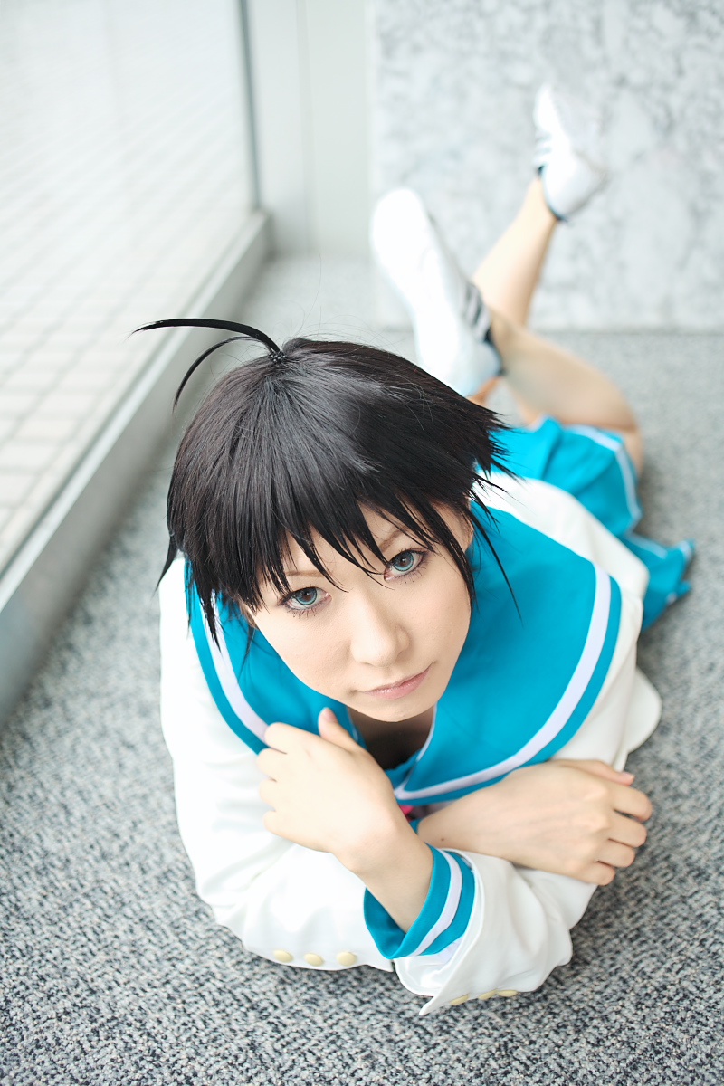 1girl ahoge asian blue_eyes chippi color_contacts cosplay female_focus highres idolmaster idolmaster_xenoglossia indoors kikuchi_makoto kikuchi_makoto_(cosplay) looking_at_viewer lying on_stomach photo_(medium) school_uniform serafuku short_hair solo