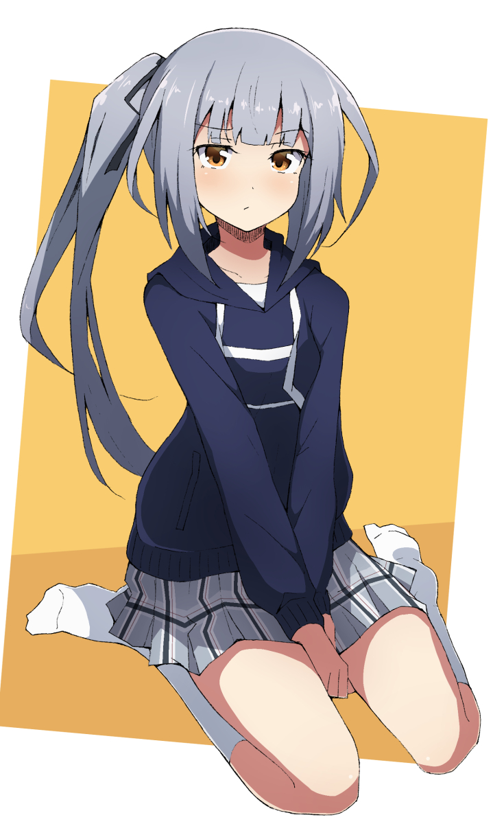 1girl alternate_costume between_legs blunt_bangs blush brown_eyes closed_mouth female_focus full_body grey_hair hair_ribbon hand_between_legs highres hood hood_down hoodie kantai_collection kasumi_(kancolle) kneehighs long_hair long_sleeves nel-c no_shoes ponytail ribbon side_ponytail simple_background sitting skirt socks solo white_socks