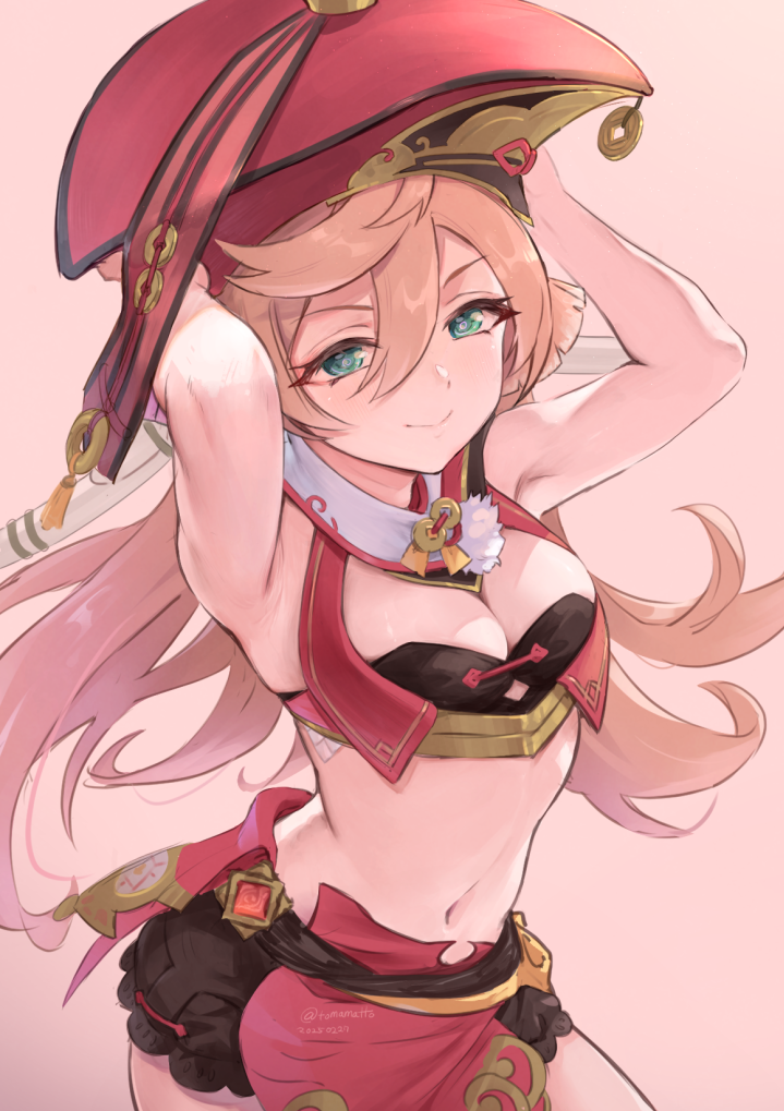1girl antlers armpits arms_up blue_eyes breasts cleavage commentary_request eyelashes genshin_impact hair_between_eyes hat horns long_hair looking_at_viewer medium_breasts midriff pink_background pink_hair red_hat scales simple_background skirt sleeveless smile solo stomach tomamatto vision_(genshin_impact) xiezhi_guan yanfei_(genshin_impact)