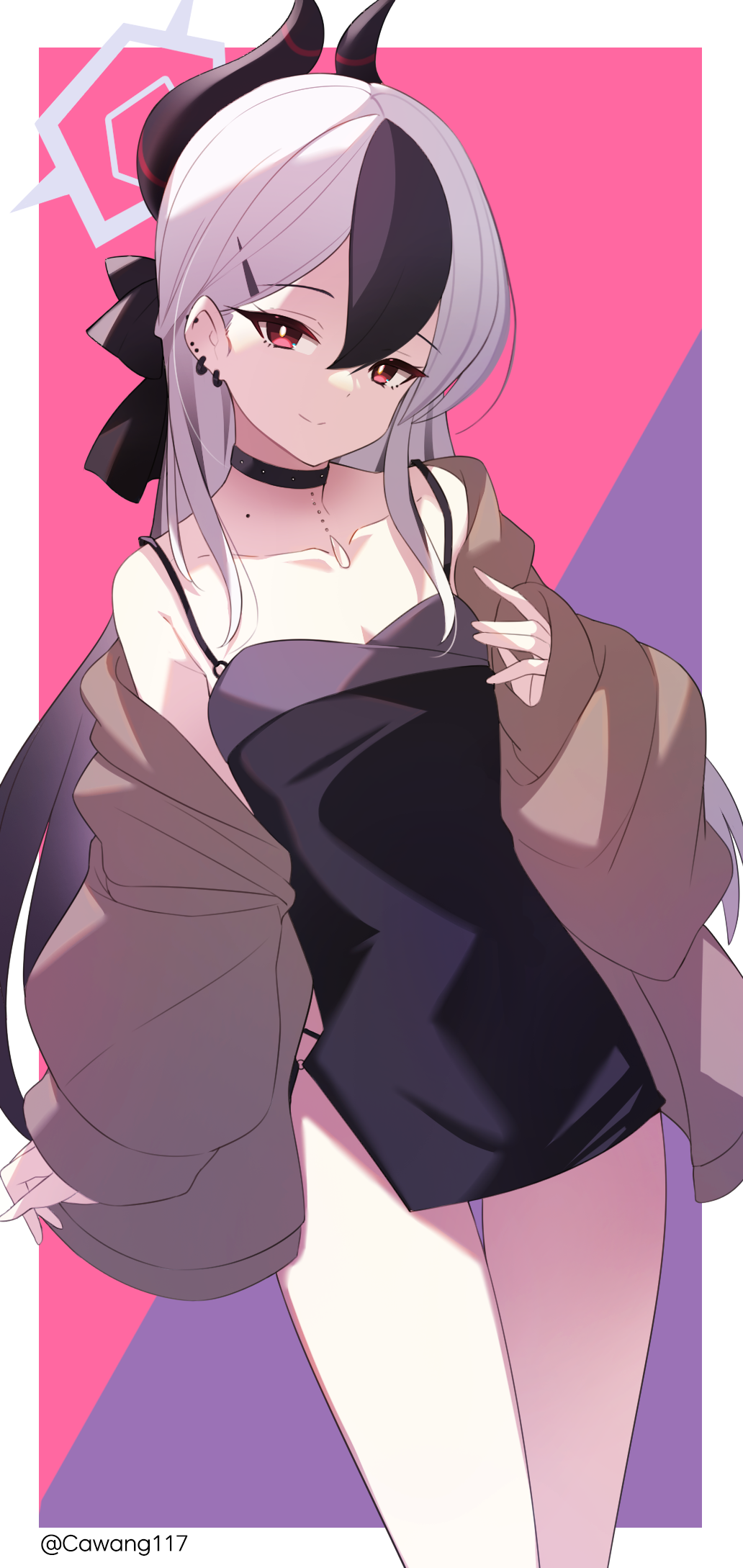 1girl black_choker black_dress black_hair black_horns blue_archive cawang choker closed_mouth dress ear_piercing grey_halo halo highres horns kayoko_(blue_archive) kayoko_(dress)_(blue_archive) looking_at_viewer mole mole_on_neck multicolored_hair official_alternate_costume piercing pink_background purple_background red_eyes smile solo standing thighs two-tone_background two-tone_hair white_hair