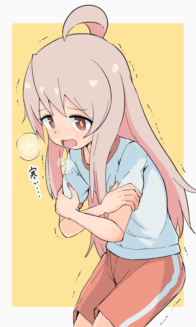 1girl ahoge breath brown_eyes cold colored_inner_hair commentary crossed_arms genderswap genderswap_(mtf) grey_hair gym_shirt gym_shorts leaning_forward long_hair looking_at_viewer multicolored_hair onii-chan_wa_oshimai! oyama_mahiro red_shorts shirt short_sleeves shorts single_vertical_stripe solo standing t-shirt tanuki_noyama translated trembling white_shirt yellow_background