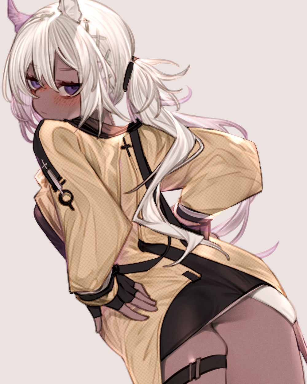 arknights bags_under_eyes camel_ears camel_girl camel_tail coat dark_skin fingerless_gloves from_behind gloves hand_on_own_hip highres kochiya_(gothope) long_hair looking_at_viewer looking_back miniskirt skirt thigh_strap tuye_(arknights) white_hair yellow_coat
