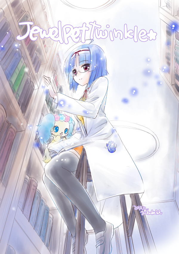 1girl black_thighhighs blue_hair book bookshelf brown_footwear creature glasses hairband ibe_yukiko jewelpet_(series) jewelpet_twinkle lab_coat official_art orange_skirt red_eyes sapphie_(jewelpet) sara_(jewelpet_twinkle) school_uniform short_hair skirt thighhighs vest yellow_vest