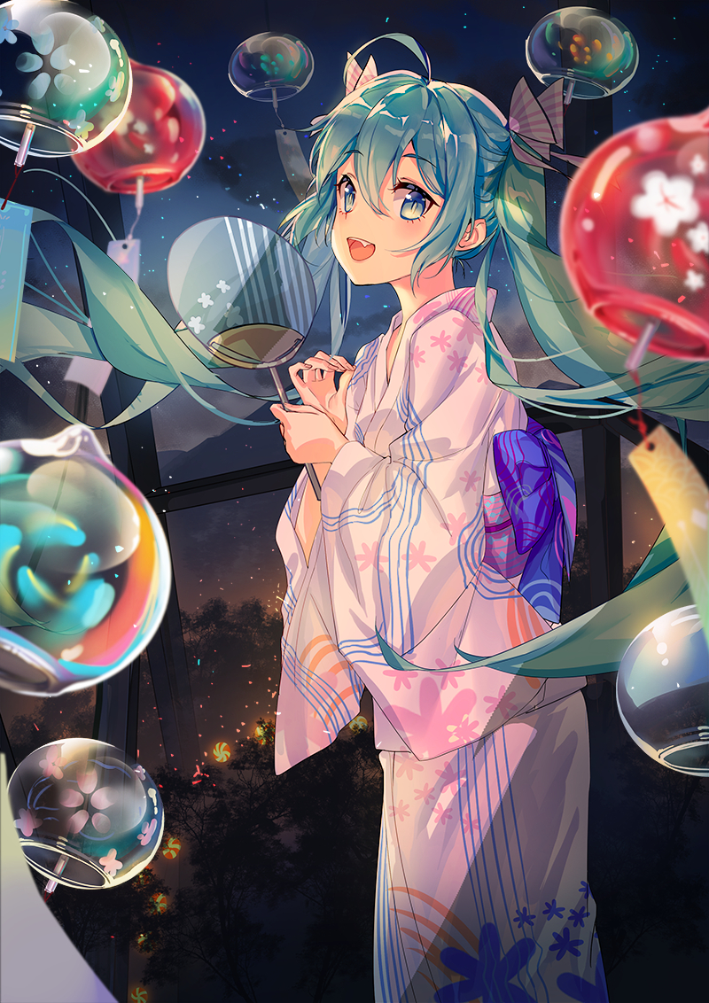1girl ahoge fang female_focus floating_hair from_side green_eyes green_hair hair_between_eyes haitang hand_fan hatsune_miku japanese_clothes long_hair looking_at_viewer night open_mouth outdoors paper_fan sidelocks solo twintails uchiwa very_long_hair vocaloid wind_chime