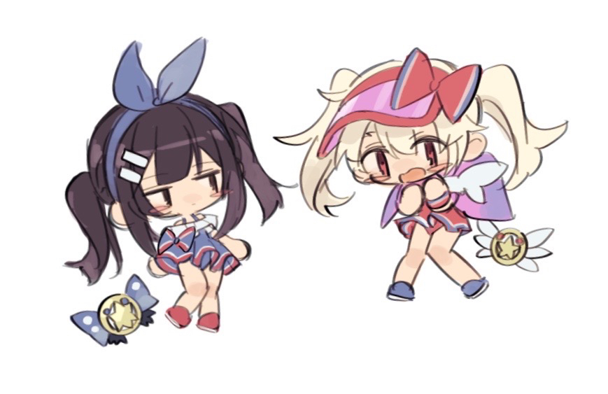 2girls ameman black_eyes black_hair blonde_hair blue_hairband chibi commentary_request costume_request fate/grand_order fate/kaleid_liner_prisma_illya fate_(series) hair_between_eyes hair_ornament hairband hairclip heart heart-shaped_pupils illyasviel_von_einzbern illyasviel_von_einzbern_(swimsuit_archer) illyasviel_von_einzbern_(swimsuit_archer)_(second_ascension) jitome knees_together_feet_apart long_hair magical_ruby magical_sapphire miyu_edelfelt multiple_girls official_alternate_costume open_mouth simple_background symbol-shaped_pupils twintails visor_cap white_background