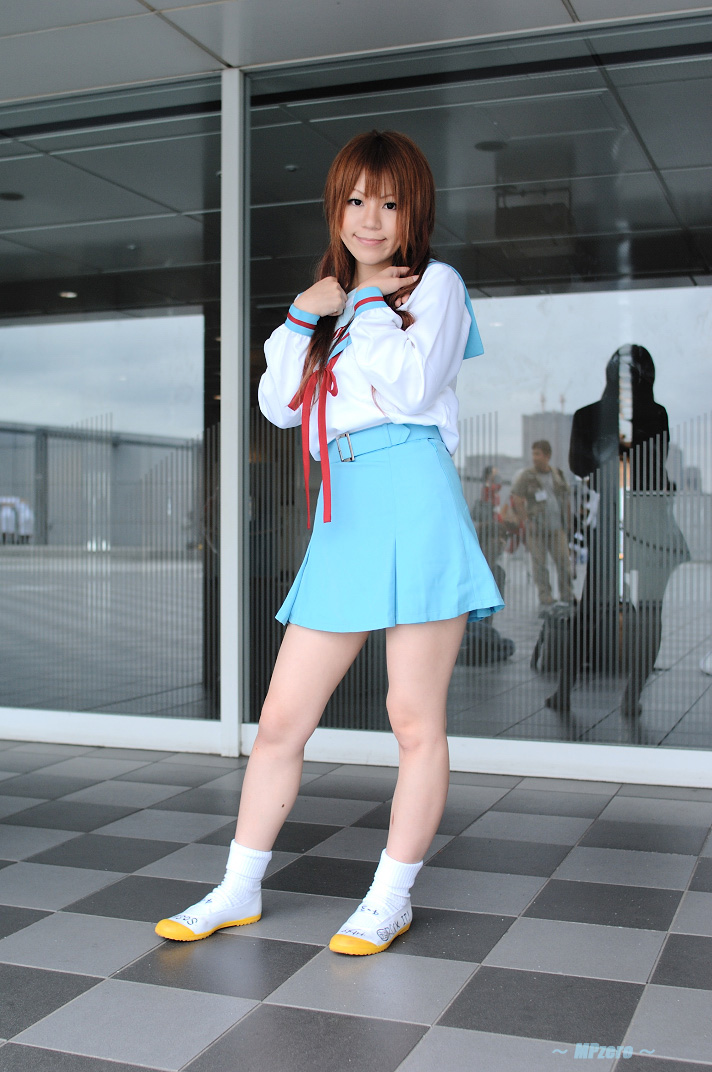 ai asahina_mikuru cosplay photo_(medium) sailor school_uniform serafuku socks suzumiya_haruhi_no_yuuutsu