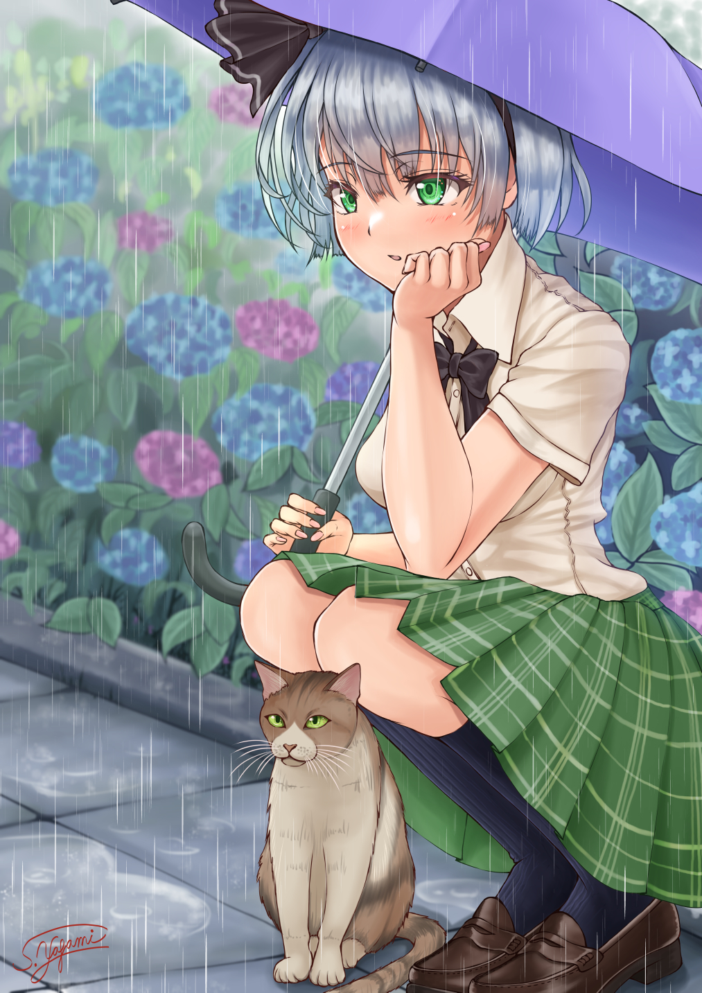 1girl black_bow black_bowtie black_socks bob_cut bow bowtie brown_cat brown_shoes cat collared_shirt flower frilled_skirt frills garden green_eyes green_skirt highres hydrangea konpaku_youmu outdoors plaid_clothes plaid_skirt puffy_short_sleeves puffy_sleeves rain shirt shoes short_sleeves sidewalk skirt socks solo squatting touhou umbrella white_hair white_shirt yagamin258