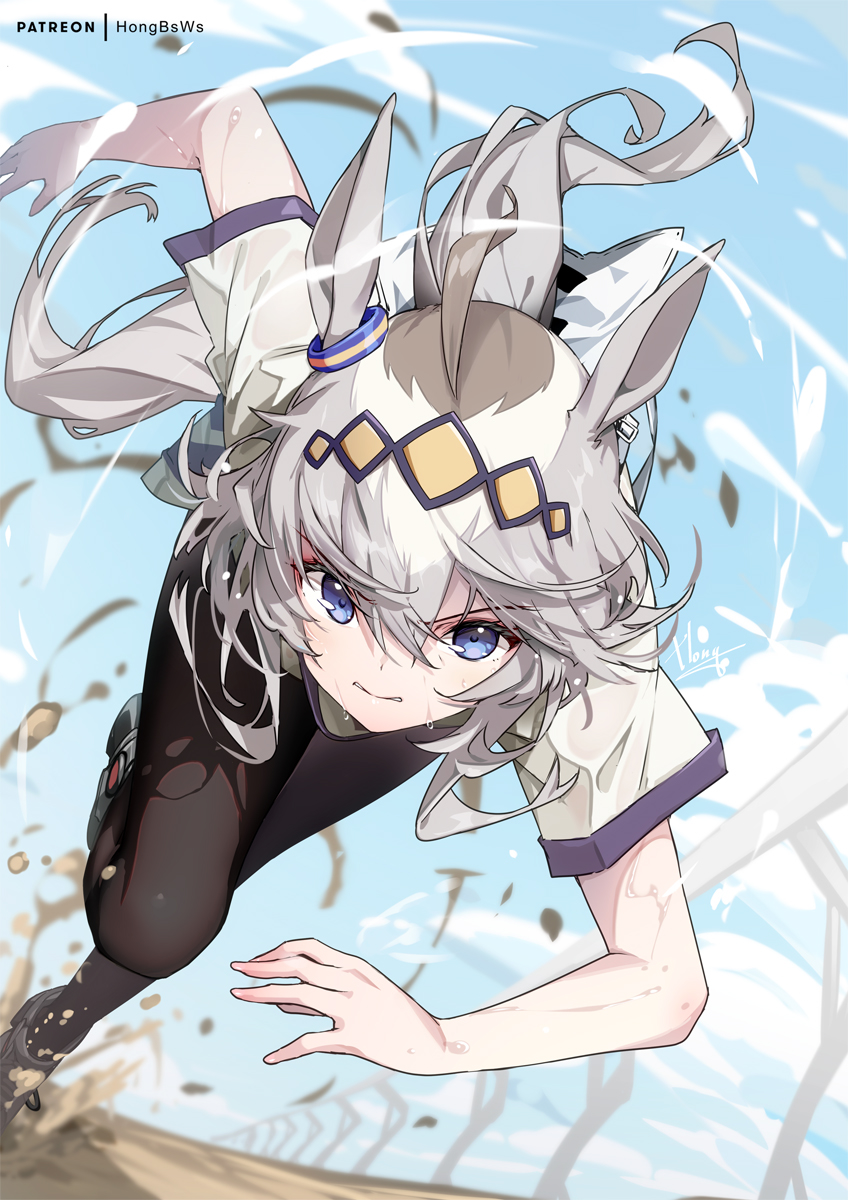1girl ahoge animal_ears artist_name black_leggings blue_eyes blue_sky brown_hair commentary_request ear_ornament grey_hair grey_tail hair_between_eyes hair_ornament highres hong_(white_spider) horse_ears horse_girl horse_tail leggings long_hair looking_at_viewer multicolored_hair oguri_cap_(umamusume) outdoors patreon_username ponytail running shirt short_sleeves sky solo streaked_hair sweat tail umamusume umamusume:_cinderella_gray white_shirt
