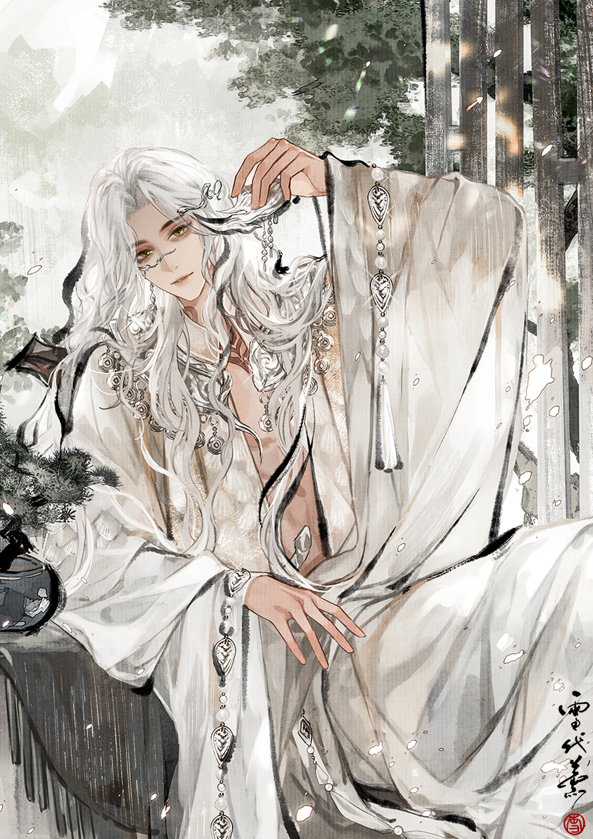 1boy bonsai chair chinese_clothes closed_mouth curtained_hair day earrings elbow_rest faux_traditional_media feet_out_of_frame gem hair_ornament hand_up hanfu highres holding jewelry lips long_hair long_sleeves looking_at_viewer male_focus neck_tattoo necklace parted_bangs partially_colored pearl_(gemstone) plant plunging_neckline potted_plant robe seal_impression silver_necklace single_earring sitting smile solo table tassel tattoo tree wavy_hair white_hair white_robe wide_sleeves xuedaixun yellow_eyes yi_meng_jianghu