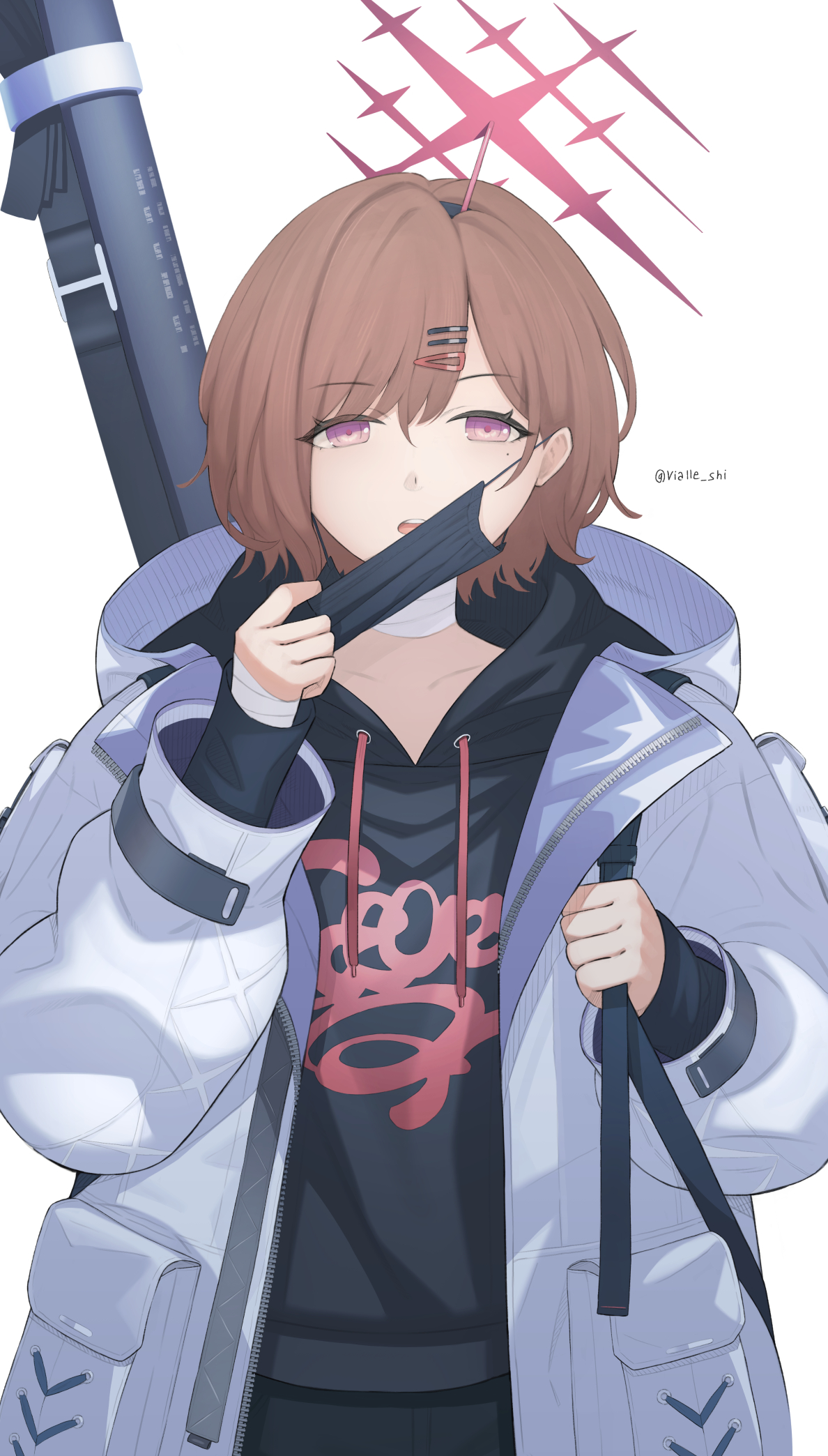 1girl black_hoodie black_mask blue_archive brown_hair cosplay halo highres higuchi_madoka hood hooded_jacket hoodie idolmaster idolmaster_shiny_colors jacket looking_at_viewer mask misaki_(blue_archive) misaki_(blue_archive)_(cosplay) mole mole_under_eye mouth_mask red_eyes rocket_launcher simple_background twitter_username upper_body vialle voice_actor_connection weapon white_background white_jacket