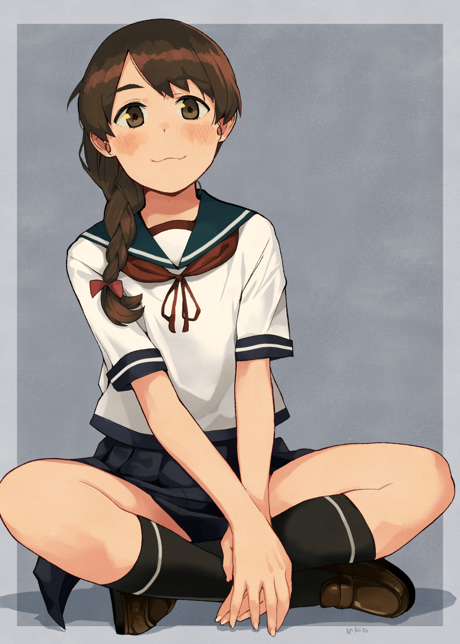 1girl :3 banned_artist black_socks blue_sailor_collar blush braid brown_eyes brown_footwear brown_hair brown_neckwear commentary hair_ribbon highres kantai_collection kneehighs long_hair makio_(makiomeigenbot) pleated_skirt ribbon sailor_collar school_uniform serafuku short_sleeves simple_background single_braid sitting skirt socks solo symbol-only_commentary uranami_(kancolle)