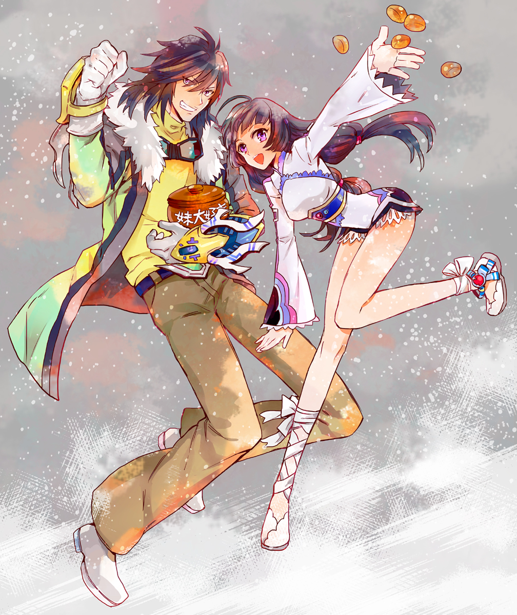 1boy 1girl arm_up bare_legs belt black_hair brother_and_sister brown_pants footwear_ribbon fur-trimmed_jacket fur_trim gloves goggles goggles_around_neck grin gummy_candy highres hisui_hearts honeypot jacket kohaku_hearts leaning_forward long_hair low-tied_long_hair open_mouth pants purple_eyes ritsuko_(rittii) shirt shirt_tucked_in siblings simple_background smile tales_of_(series) tales_of_hearts turtleneck white_footwear white_gloves yellow_shirt