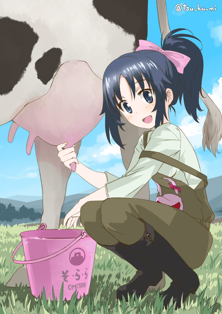 1girl black_boots black_eyes blue_hair blue_sky boots bucket cloud commentary cow day emblem freckles girls_und_panzer grass green_overalls grey_shirt hair_ribbon hair_up japanese_tankery_league_(emblem) long_sleeves looking_at_viewer medium_hair milking_cow mountainous_horizon official_alternate_costume open_mouth outdoors overalls pink_ribbon ponytail ribbon shirt sky smile solo squatting strap_slip twitter_username yamagou_ayumi yurikuta_tsukumi