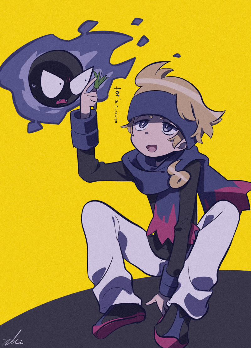 1boy black_shirt black_shoes brown_hair full_body game_freak gastly gen_1_pokemon headband holding long_sleeves male_focus morty_(pokemon) nintendo open_mouth pants pokemon pokemon_(creature) pokemon_hgss purple_eyes purple_headband purple_scarf sameyama_jiro scarf shirt shoes simple_background translation_request white_pants yellow_background