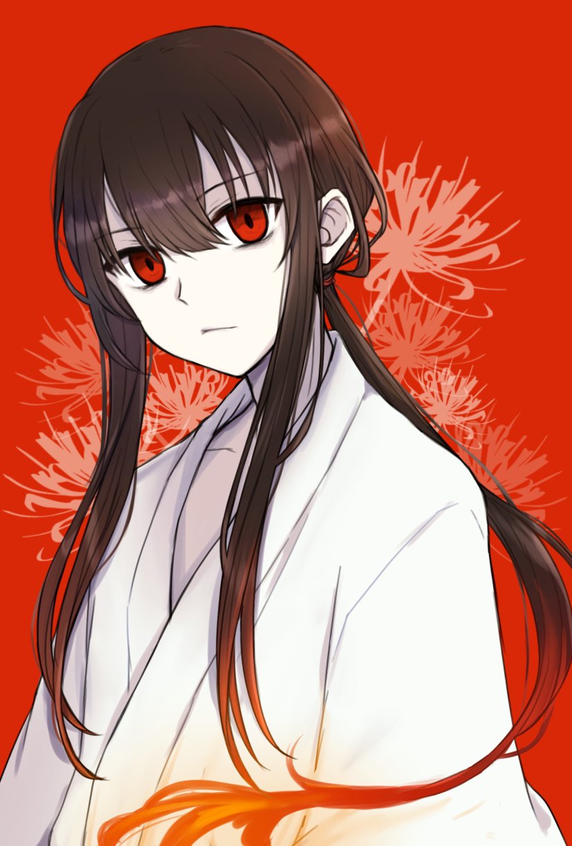 1boy alternate_costume brown_hair center-flap_bangs closed_mouth collarbone fate/grand_order fate_(series) fiery_hair floating_hair flower hair_between_eyes highres japanese_clothes kimono long_hair long_sleeves looking_at_viewer low_ponytail male_focus oda_nobukatsu_(fate) pale_skin ponytail red_background red_eyes sidelocks solo spider_lily teramoto_kei upper_body very_long_hair white_kimono wide_sleeves