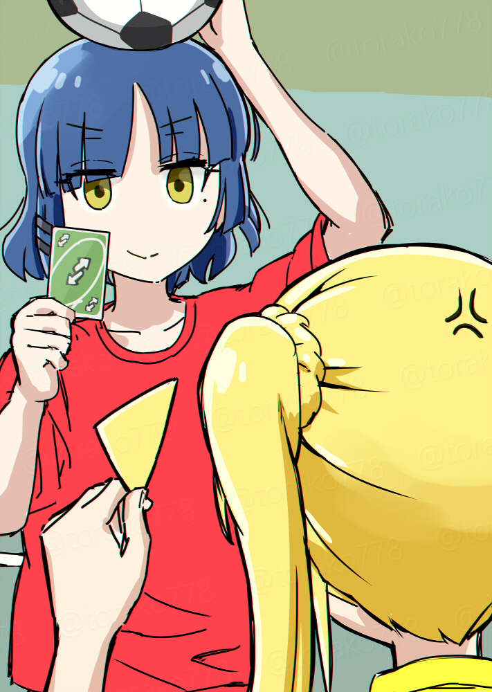 2girls anger_vein ball blonde_hair blue_hair bocchi_the_rock! card closed_mouth doritos_hair_(meme) holding holding_card ijichi_nijika long_hair meme mole mole_under_eye multiple_girls no_nose red_shirt shirt short_hair short_sleeves side_ponytail smile soccer_ball torako_(toramaru) twitter_username uno_(game) uno_reverse_card upper_body watermark yamada_ryo yellow_eyes
