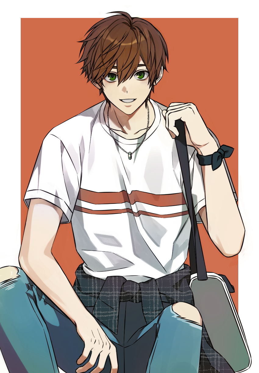 1boy alter_(mabinogi) alternate_costume arm_on_knee arm_up bag blue_pants border brown_hair casual clothes_around_waist collarbone commentary_request crew_neck double-parted_bangs feet_out_of_frame green_eyes grin hair_between_eyes highres holding holding_bag jewelry korean_commentary looking_at_viewer mabinogi male_focus necklace outside_border pants plaid_clothes ray_(lthenray) ring ring_necklace shirt shirt_around_waist short_hair short_sleeves shoulder_bag sitting smile solo striped_clothes striped_shirt t-shirt teeth torn_clothes torn_pants white_border
