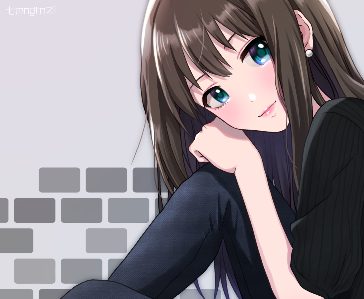 1girl aqua_eyes ayaca black_hair black_pants black_shirt grey_background idolmaster idolmaster_cinderella_girls knee_up long_hair looking_at_viewer pants shibuya_rin shirt simple_background sitting smile solo