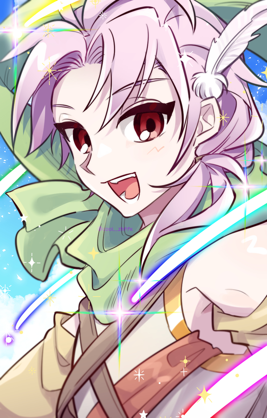 1boy detached_sleeves dita_iliner feather_hair_ornament feathers gold_trim green_scarf hair_ornament highres male_focus open_mouth parted_bangs pink_hair red_eyes saibou_shinkyoku scarf shirt sleeveless sleeveless_shirt smile solo sparkle twitter_username upper_body white_shirt yellow_sleeves yummy_(pachi_u3u)