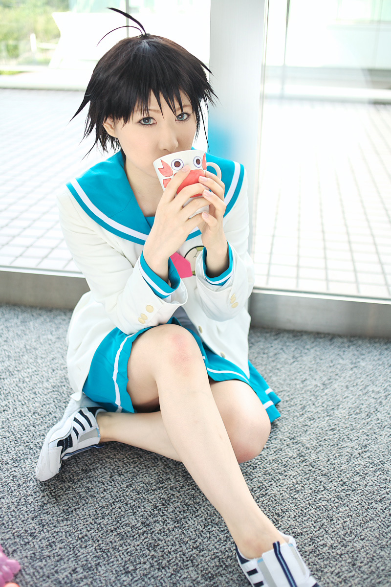 1girl ahoge asian blue_eyes chippi coffee_mug color_contacts cosplay cup female_focus highres idolmaster idolmaster_xenoglossia indoors kikuchi_makoto kikuchi_makoto_(cosplay) looking_at_viewer mug photo_(medium) school_uniform serafuku short_hair solo