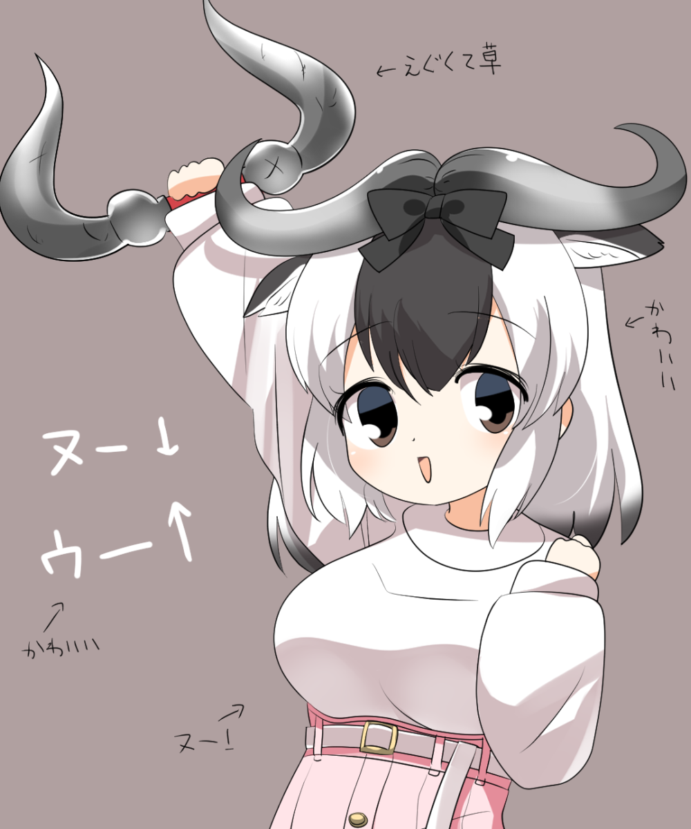 1girl animal_ears belt black_bow black_hair blue_wildebeest_(kemono_friends) blush bow breasts brown_eyes commentary_request detached_horns extra_ears grey_background grey_horns hair_bow highres horns kemono_friends kemono_friends_3 large_breasts lets0020 long_hair long_sleeves looking_at_viewer multicolored_hair open_mouth pink_skirt pointy_ears shirt simple_background skirt smile solo translation_request upper_body white_belt white_hair white_shirt