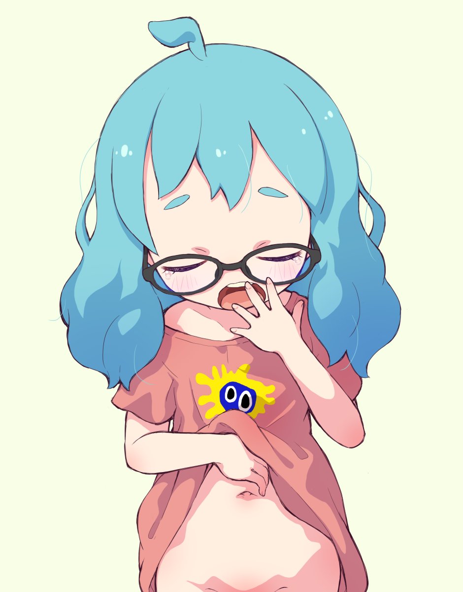 1girl ahoge black-framed_eyewear blue_hair closed_eyes clothes_lift commentary_request glasses hand_to_own_mouth hand_up highres lifting_own_clothes loli medium_hair messy_hair navel open_mouth original out-of-frame_censoring red_shirt sakurabe_notos shirt shirt_lift short_sleeves simple_background solo stomach t-shirt teeth upper_teeth_only yawning yellow_background