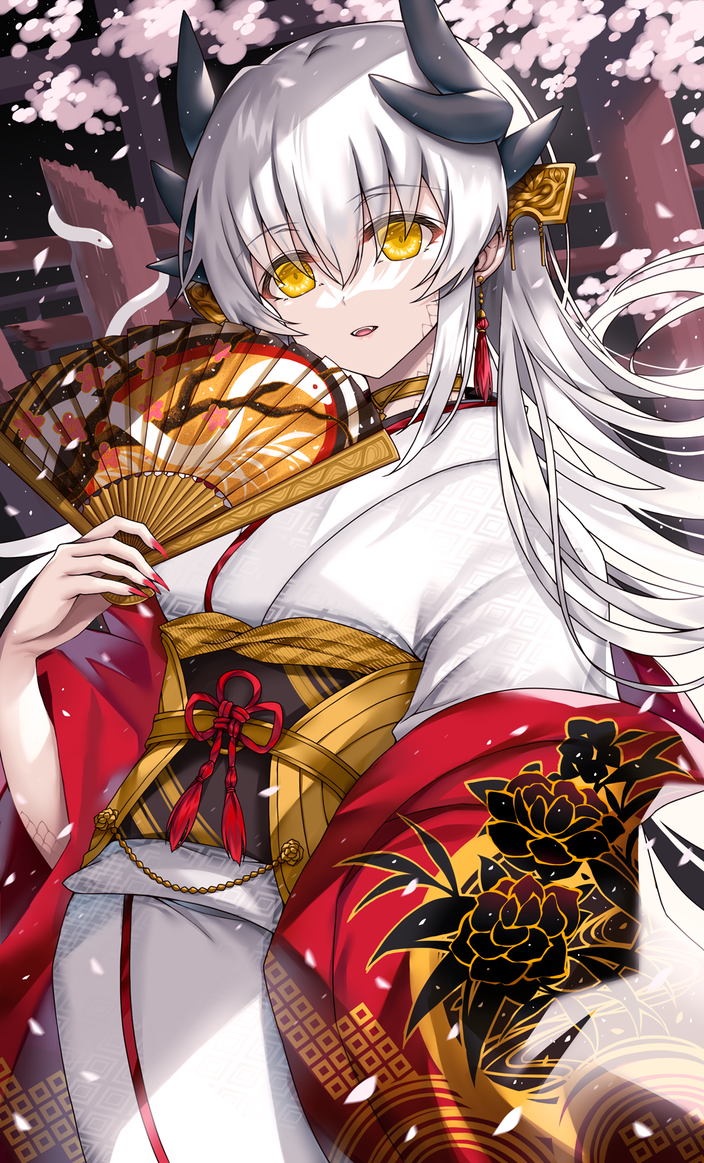 1girl cherry_blossoms commentary_request dragon_horns fate/grand_order fate_(series) floral_print folding_fan hand_fan highres horns japanese_clothes kimono kiyohime_(fate) kiyohime_(third_ascension)_(fate) long_hair long_sleeves looking_at_viewer morizono_shiki nail_polish parted_lips petals red_nails smile solo white_hair white_kimono wide_sleeves yellow_eyes