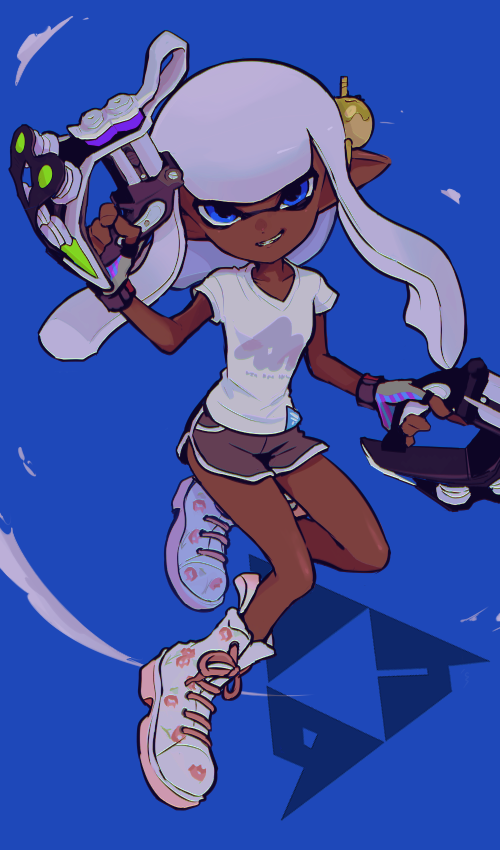 1girl blue_background blue_eyes blue_gloves boots brown_shorts collarbone commentary dark-skinned_female dark_skin dolphin_shorts dual_wielding fingerless_gloves full_body gloves grey_gloves grin holding holding_weapon imaikuy0 inkling inkling_girl inkling_player_character long_hair looking_at_viewer multicolored_gloves nintendo pink_gloves pointy_ears purple_hair shirt short_sleeves shorts smile solo splatoon_(series) symbol-only_commentary t-shirt takoyaki_hair_ornament tentacle_hair tetra_dualies_(splatoon) weapon white_boots white_shirt