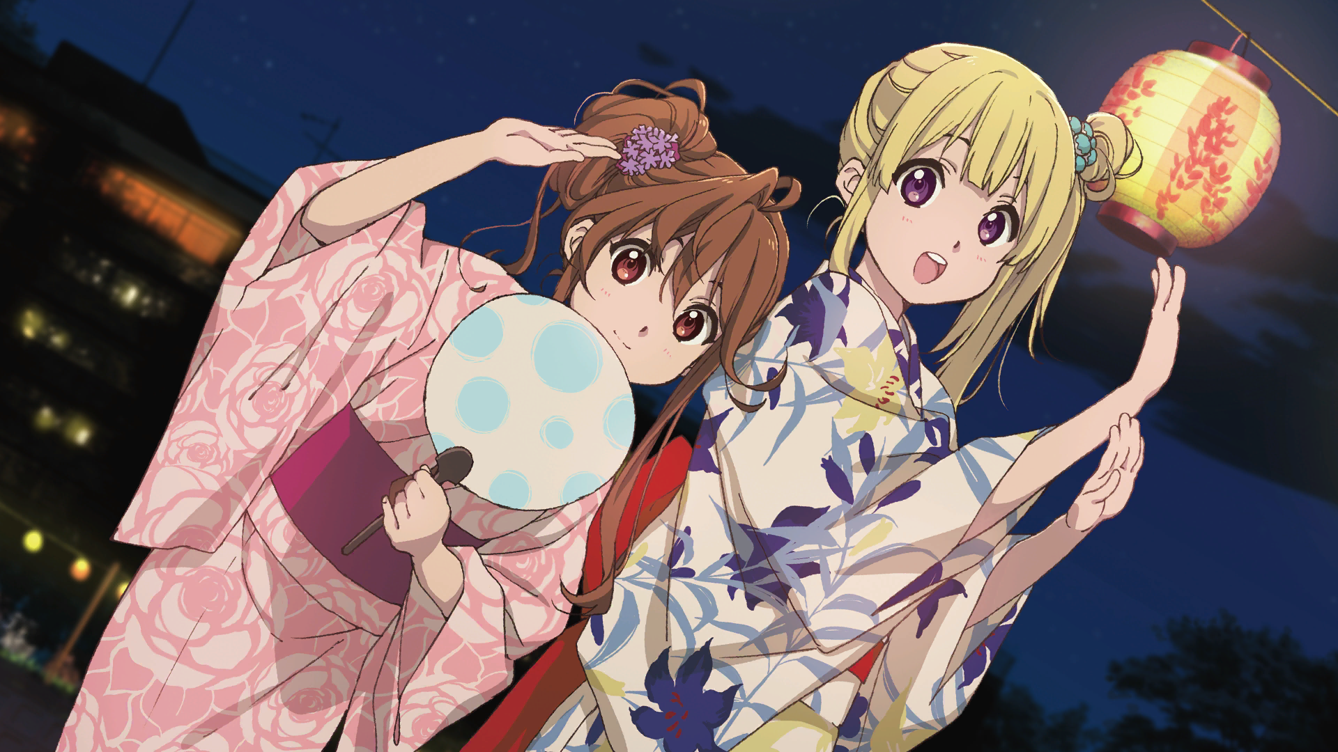 22/7 22/7_ongaku_no_jikan 2girls alternate_hairstyle blonde_hair brown_eyes brown_hair closed_mouth dutch_angle floral_print floral_print_kimono fujima_sakura game_cg hair_ornament hand_fan hands_up highres horiguchi_yukiko japanese_clothes kimono lantern long_hair looking_at_viewer multiple_girls night non-web_source official_art one_side_up open_mouth outdoors paper_fan print_kimono purple_eyes sidelocks smile teeth toda_jun uchiwa upper_teeth_only yukata